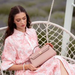 Borsa da donna a tracolla 041g rosa cipria saffiano lifestyle