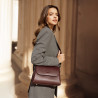 Borsa da donna a tracolla 040g black cherry lifestyle