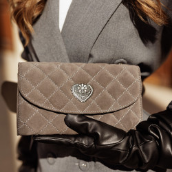 Borsa a tracolla da donna 048g 01 suede sandstone lifestyle