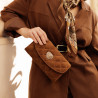 Borsa a tracolla da donna 048g scamosciata marrone lifestyle