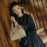 Borsa da donna a tracolla 004g 01 grigio chiaro lifestyle