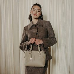 Borsa da donna a tracolla 004g 01 grigio chiaro lifestyle