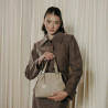 Borsa da donna a tracolla 004g 01 grigio chiaro lifestyle