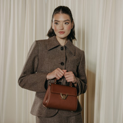 Borsa da donna a tracolla 032g 01 cognac lifestyle