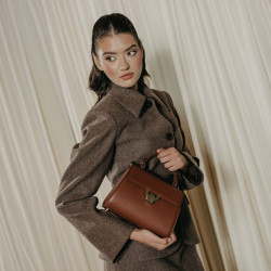 Borsa da donna a tracolla 032g 01 cognac lifestyle