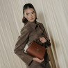 Borsa da donna a tracolla 032g 01 cognac lifestyle